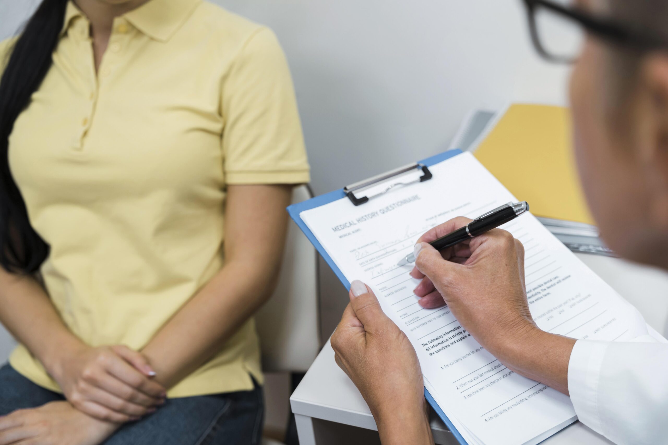 medico-alto-angulo-consultar-paciente-su-oficina